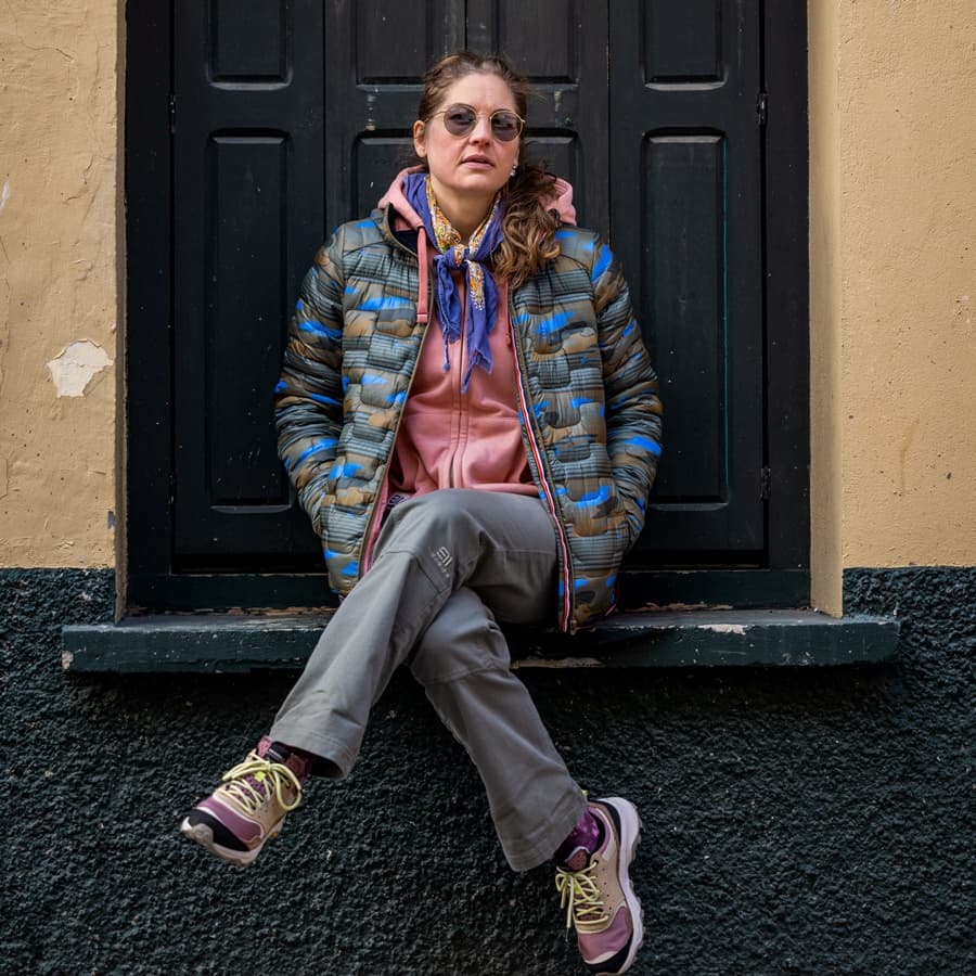 w_motion_hood_pebble_slacks_-c-martinolson-6199_6887_jpg
